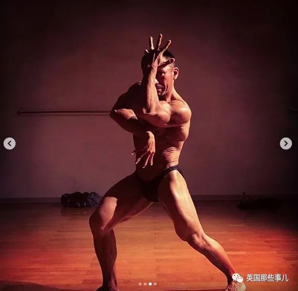 捧着仓鼠晒肌肉……这位“杀手”大叔的画风真是健身界的一股清流