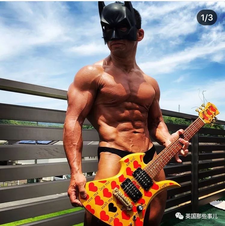 捧着仓鼠晒肌肉……这位“杀手”大叔的画风真是健身界的一股清流