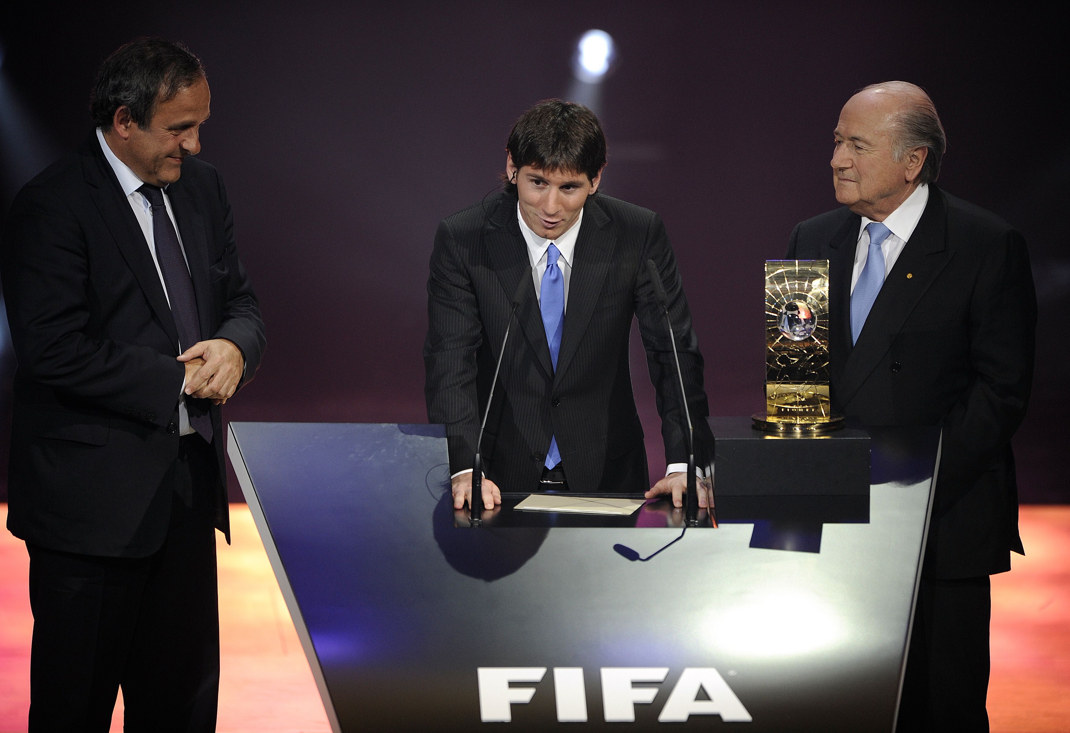 连面子都不给？刚剥夺梅罗的足球先生FIFA又骂俩人玷污了足球