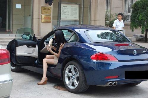 坐在宝马车里哭的女孩怎么样了,当年坐宝马哭的女孩现在怎么样了