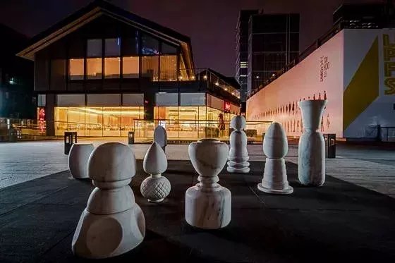 成都18个雕塑,成都太古里裸眼3d龙雕塑