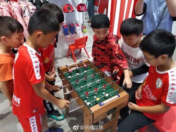 相聚中原！中国足球小将球员在郑州KappaKids两门店亲切互动