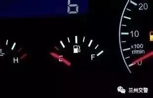 汽车油表为什么突然下降,汽车油表总是归零为什么