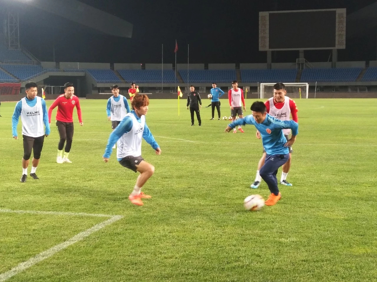 客场战辽宁，梅县代理主帅带战术板，适应场地是进行战术安排