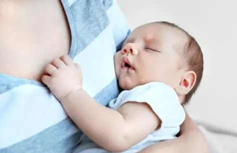 宝宝总是吃几口过会又吃,宝宝吃几口奶就睡着了怎么办