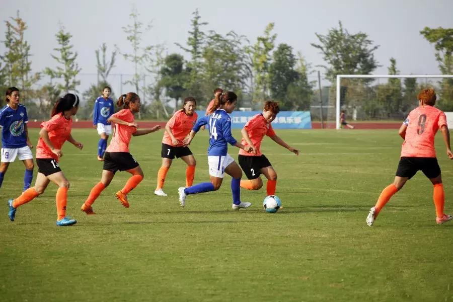 中国足坛再现重大误判，球员怒斥裁判：我要扼杀你这些害群之马！