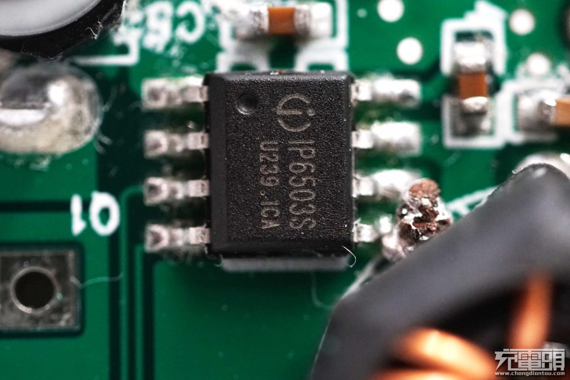 这款车充的设计怎么越看越奇怪