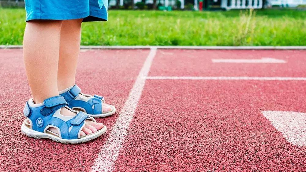 老是给孩子穿大一码衣服,总是给小宝宝穿大鞋子