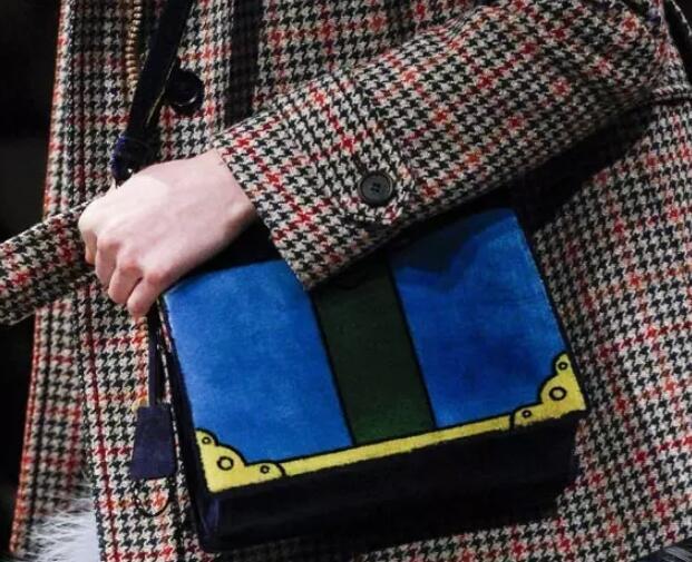 普拉达杀手包有多重,普拉达杀手包有肩带吗