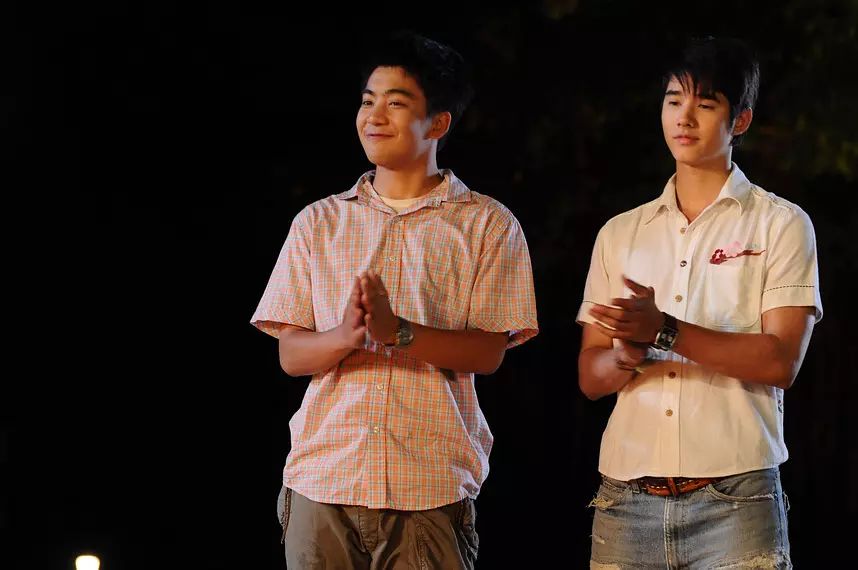 女孩为了心爱的王子，从丑小鸭变成白天鹅，男孩却选择了爱情