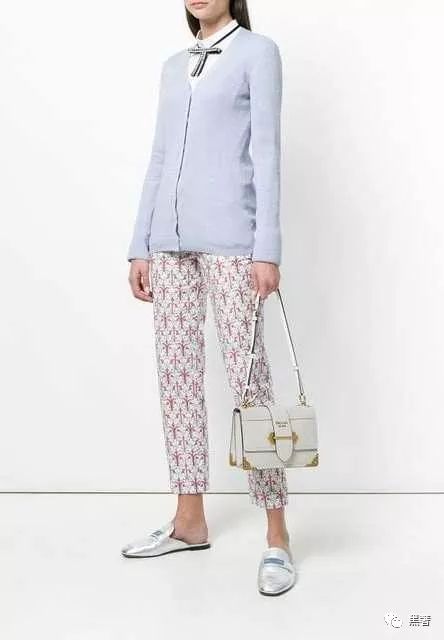 结婚当天适合妈妈背的包推荐,去参加婚礼背什么颜色的包合适