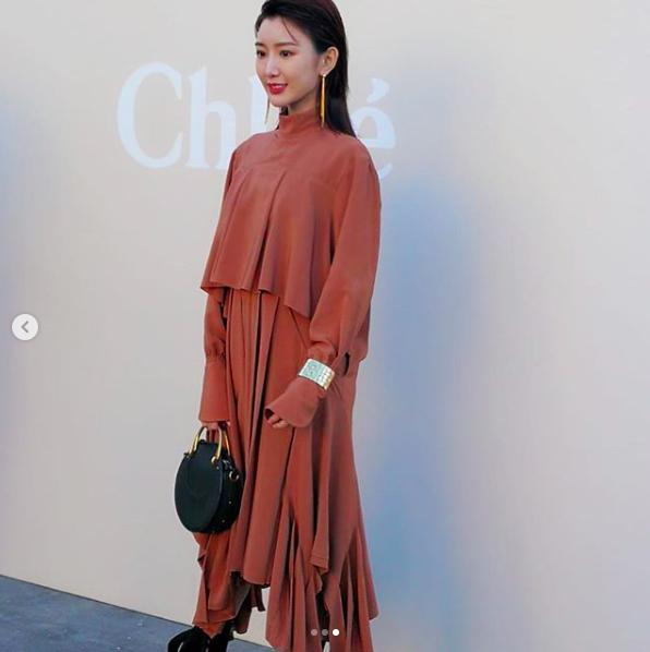 唐嫣超短发亮相巴黎时装周,唐嫣时装周看秀造型曝光