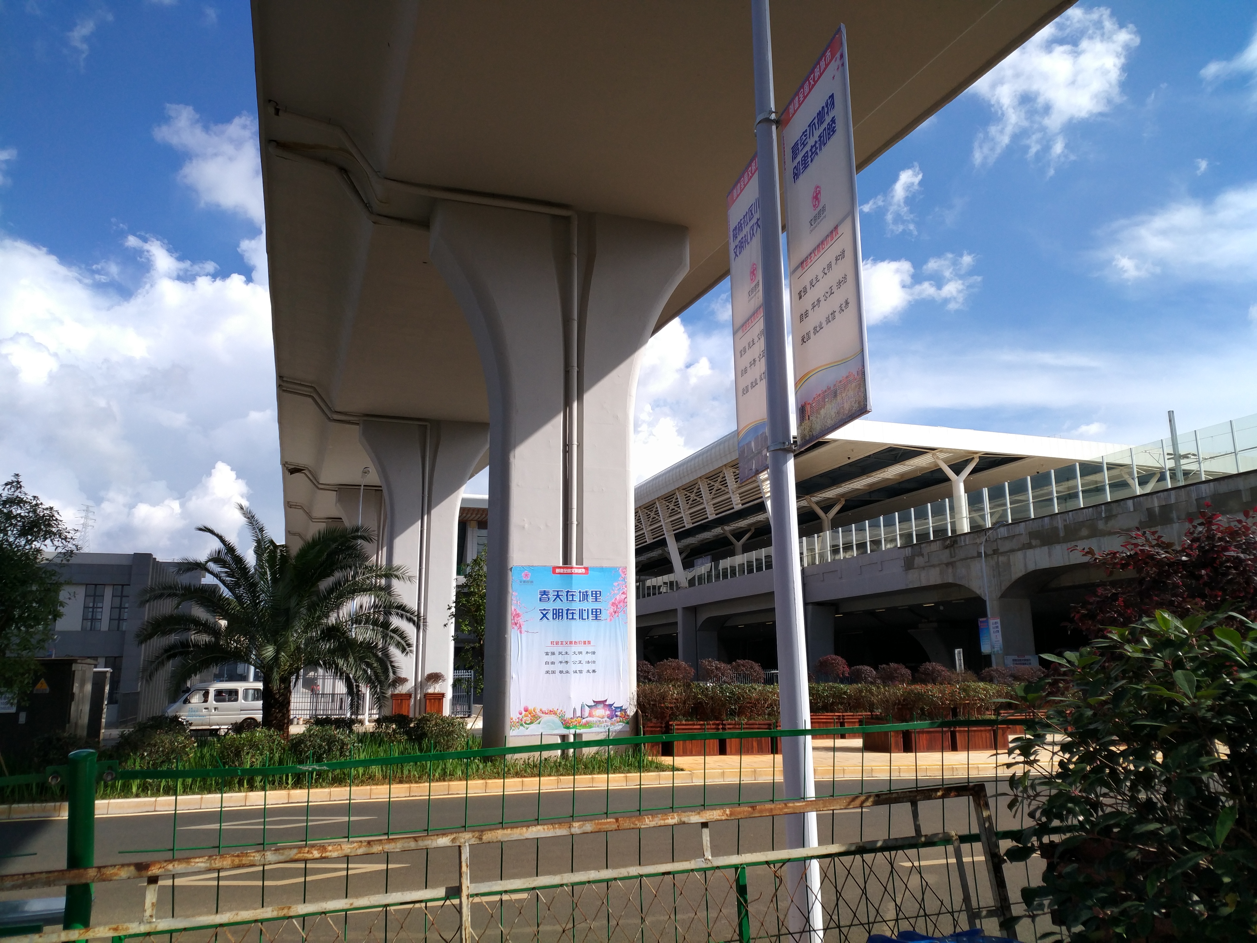 租车自驾多少钱一天,云南5天游租车划算吗