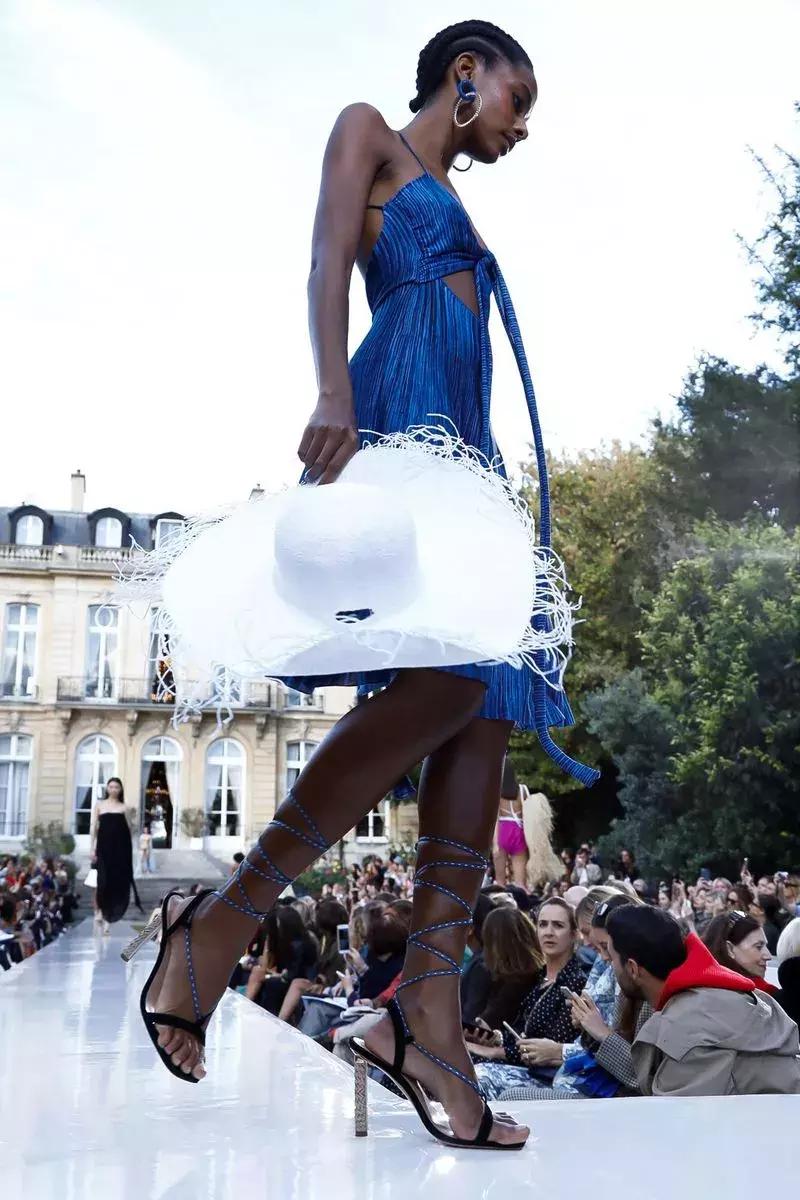 戚薇霸气走秀,唐嫣戚薇机场街拍大全