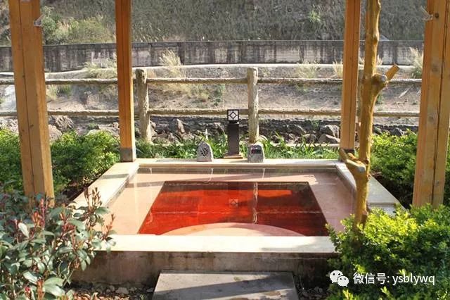 「藏在大山深处的野温泉」29.9元蜂抢云南原始部落野温泉度假村门票，寻觅这处“野”趣，享受原汤泉水的暖之惬意~