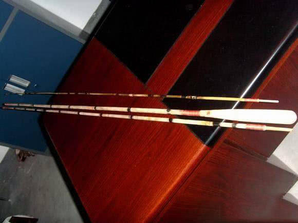 日本人用小竹子做鱼竿去小沟钓鱼,钓鱼人手工制作竹子鱼竿