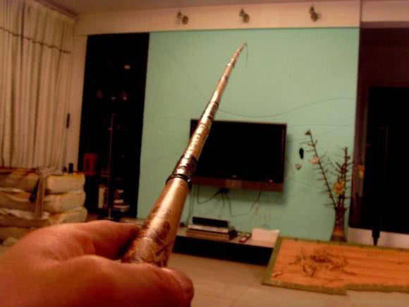 日本人用小竹子做鱼竿去小沟钓鱼,钓鱼人手工制作竹子鱼竿