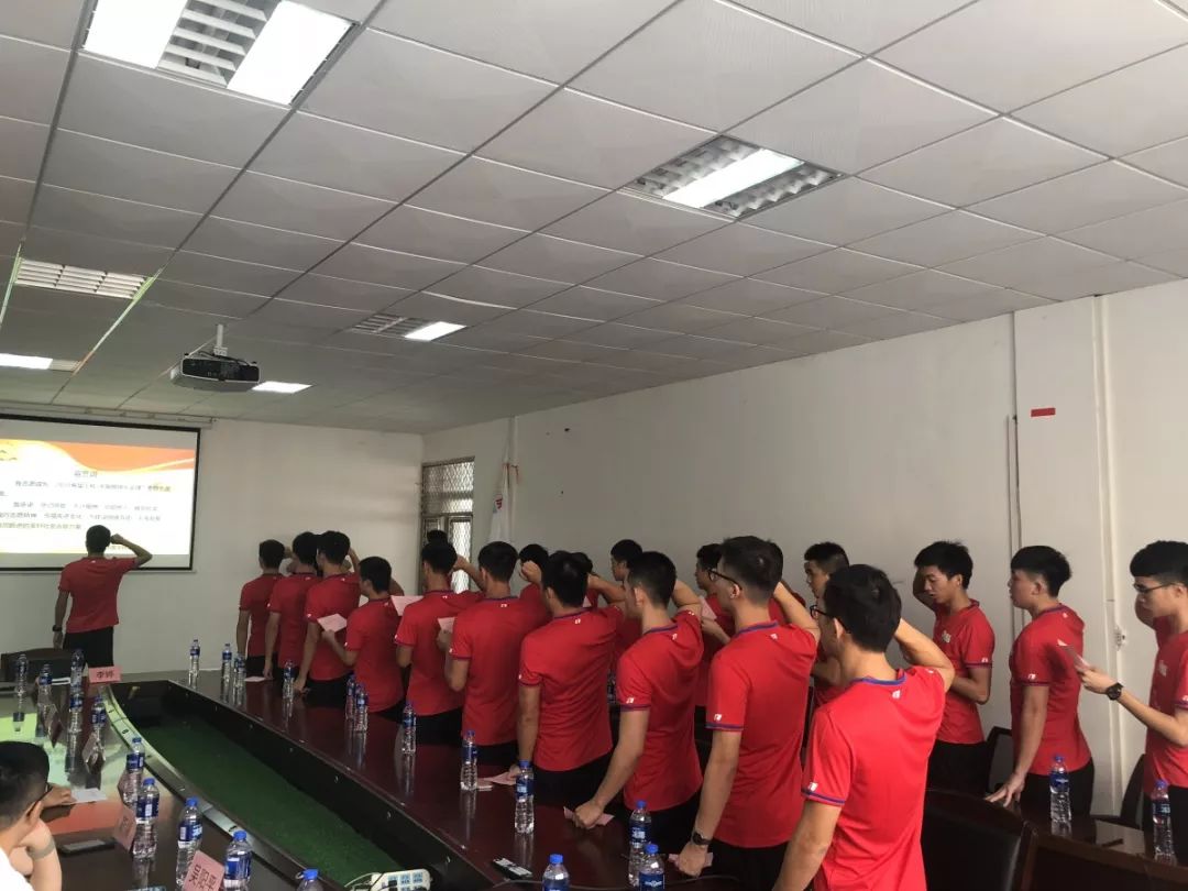 22名足球支教志愿者牵动着22所希望小学