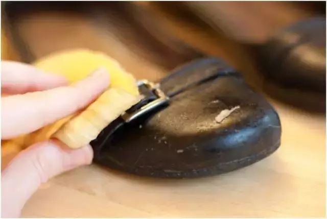 沙发脏了不用愁,沙发太脏了用什么洗最干净