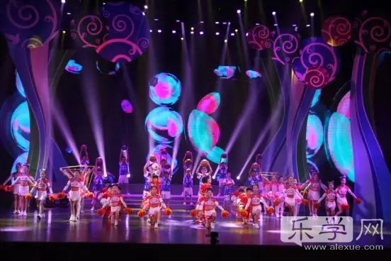 中小学生共庆国庆节舞蹈,小学师生载歌载舞礼赞新中国