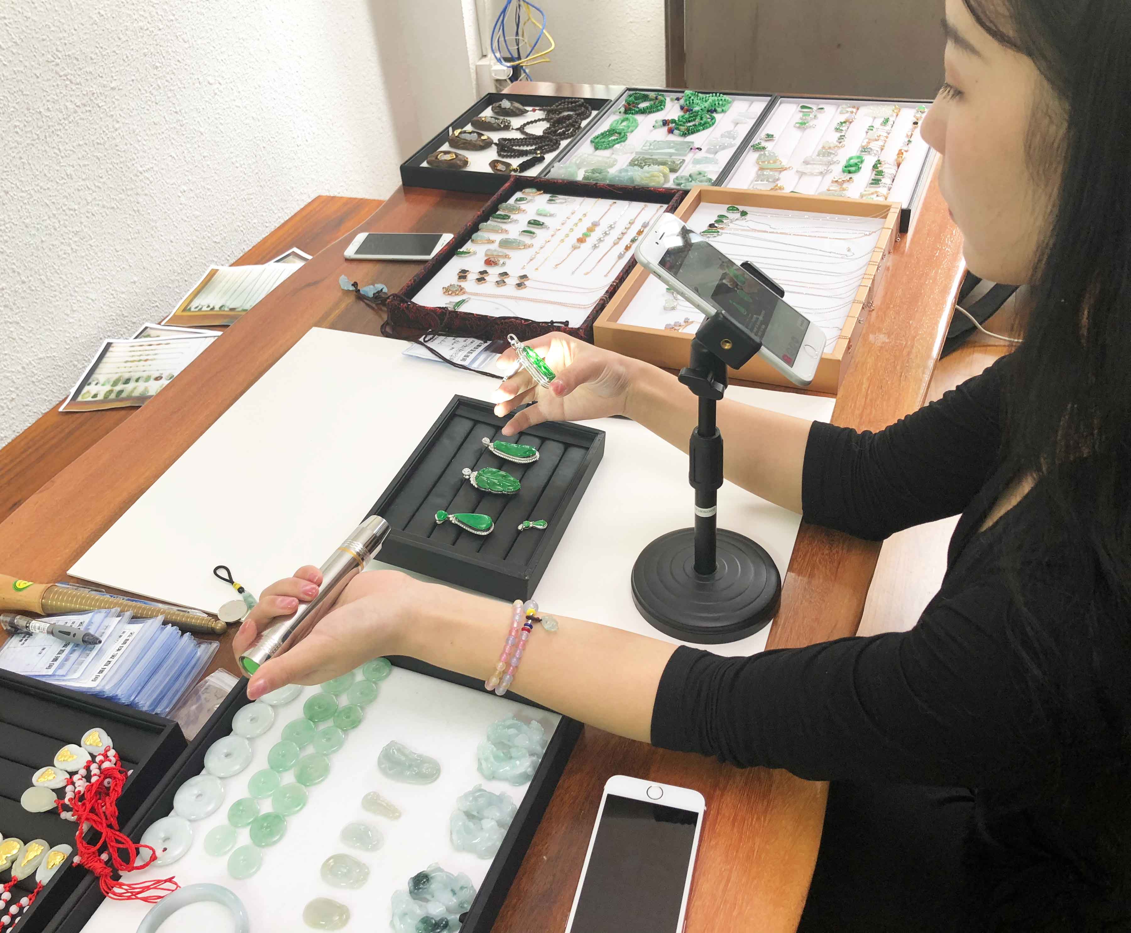 翡翠界“大地震”！7000多名玉商联名上书：禁止直播卖翡翠！