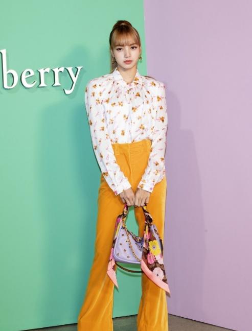 lisa穿搭韩国,lisa最出圈的十大穿搭