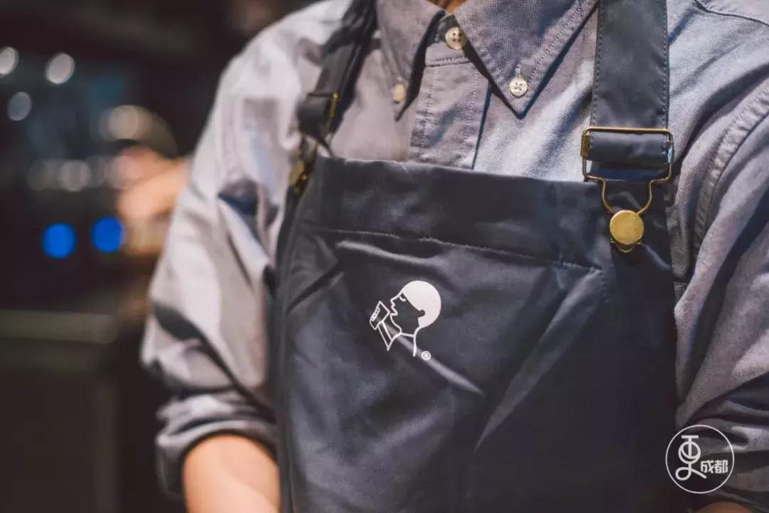 今天刷爆成都人朋友圈的网红奶茶店，卖起了五粮液水果茶和川菜！