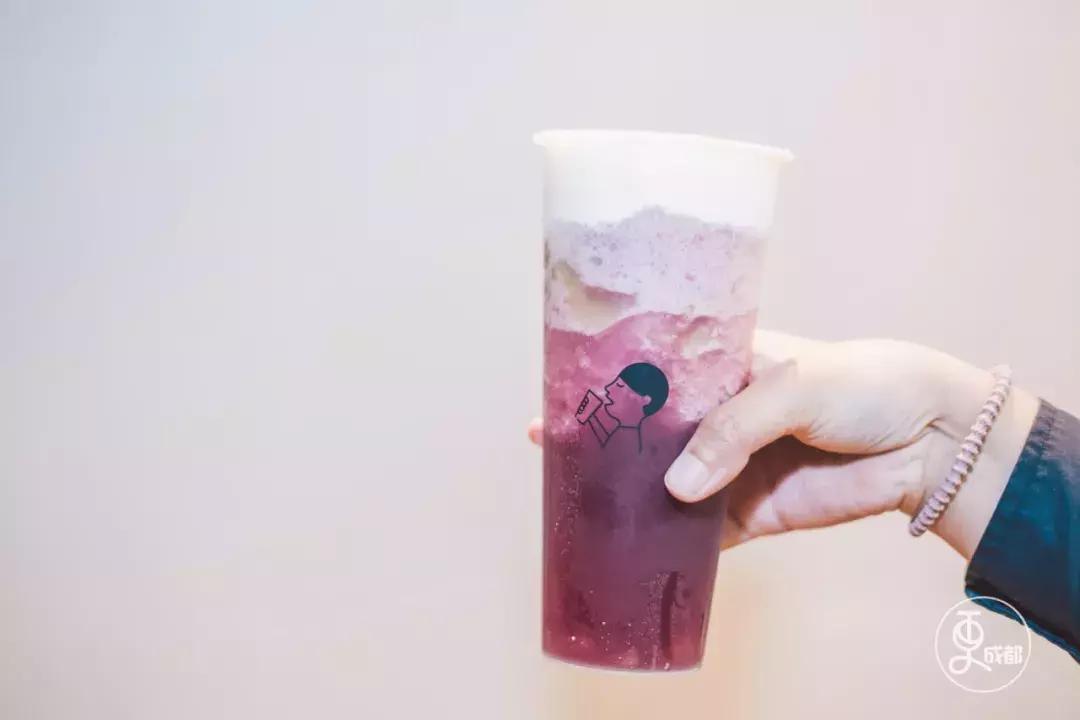 今天刷爆成都人朋友圈的网红奶茶店，卖起了五粮液水果茶和川菜！