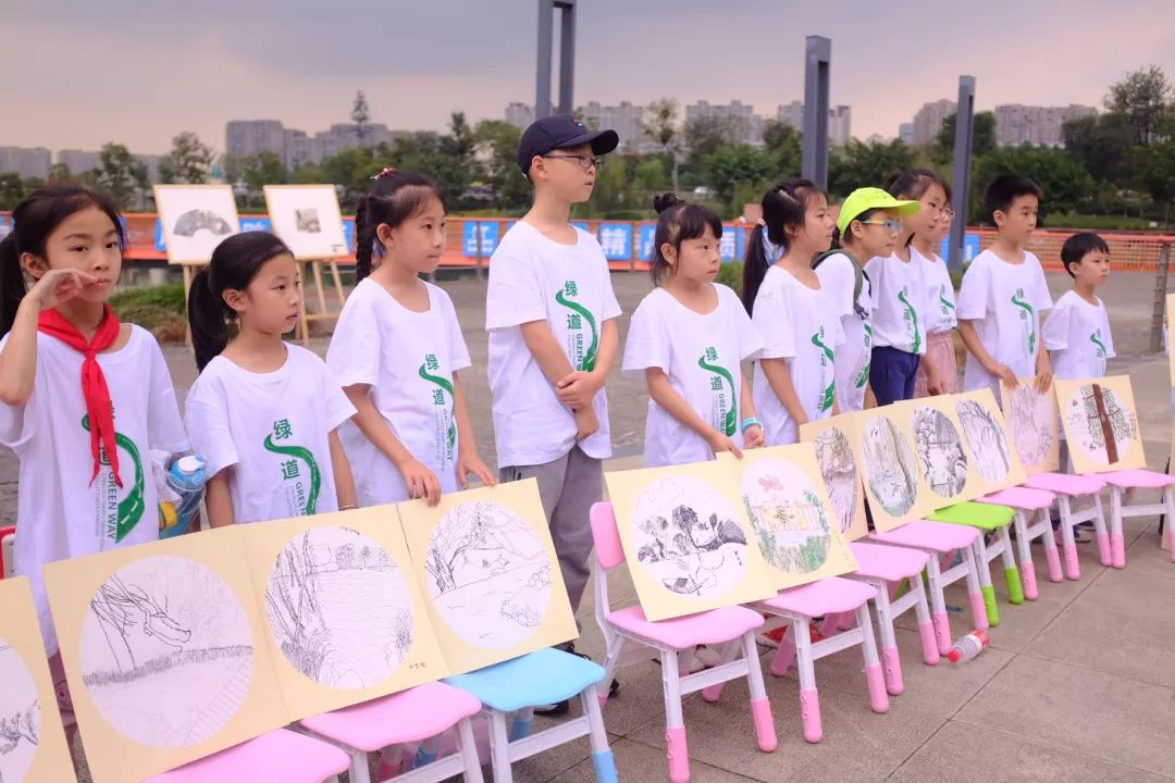 绿·道——天府绿道采风写生作品展巡展亮相锦城湖，小朋友们写生忙