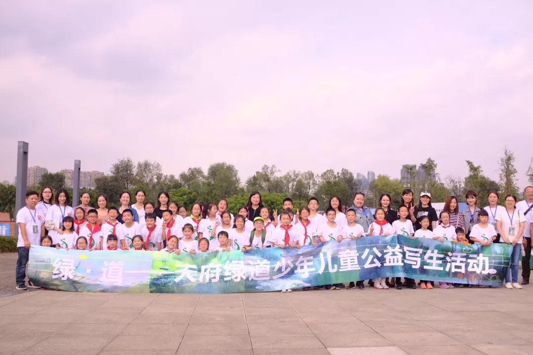 绿·道——天府绿道采风写生作品展巡展亮相锦城湖，小朋友们写生忙