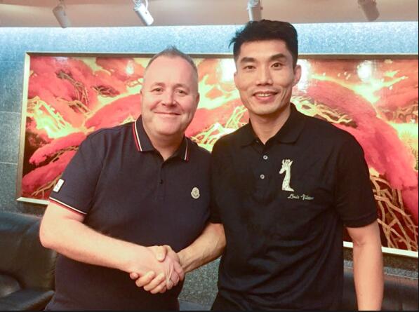 希金斯挥拳庆祝,希金斯捧杯