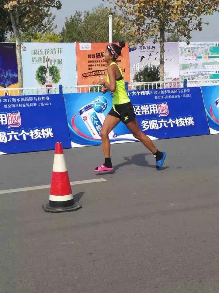 穿拖鞋跑马拉松,马拉松穿拖鞋