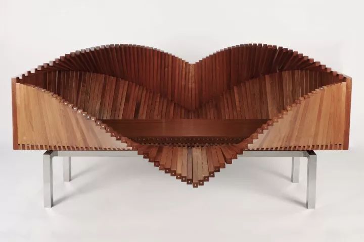 到底发生了什么？他把12个前女友都做成了高跟鞋？到底是真的假的