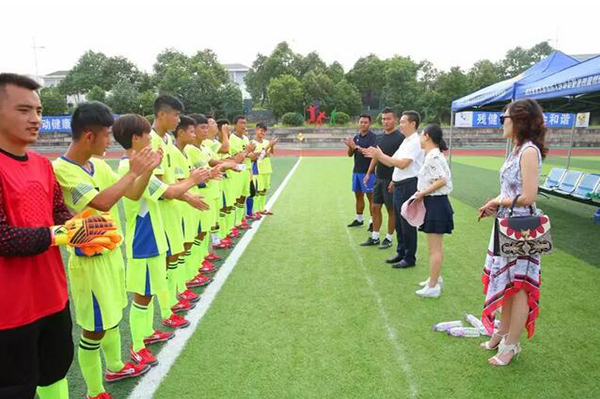 南充金诚足球俱乐部主教练金昌根带队参赛，助力南充队突破