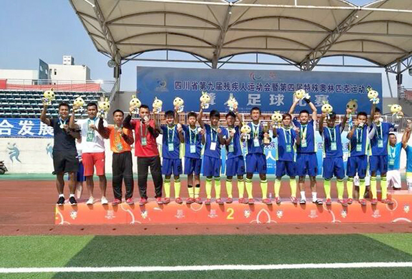 南充金诚足球俱乐部主教练金昌根带队参赛，助力南充队突破