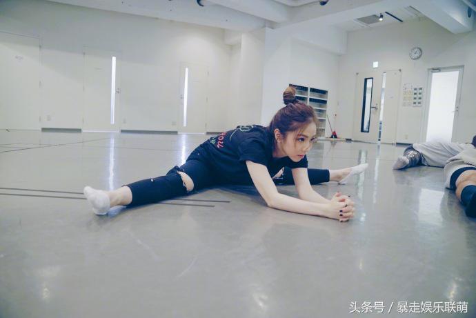 邓紫棋穿皮裤露脐装,邓紫棋从皮裤逆袭成马甲线