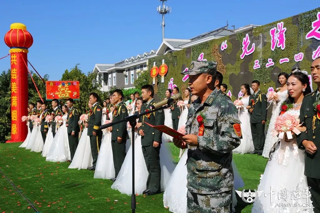 军旗为证，战友为媒：你嫁给爱情的样子，真美！