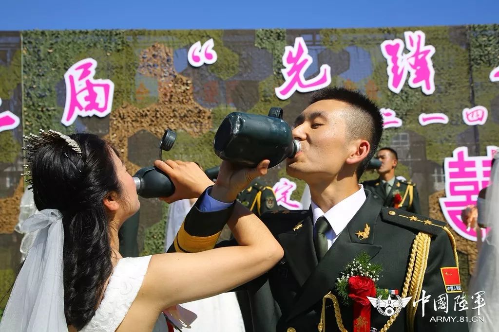 军旗为证，战友为媒：你嫁给爱情的样子，真美！
