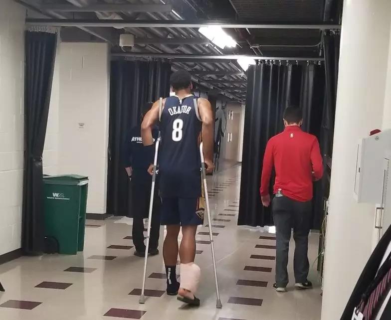 当出现脚踝扭伤情况时该如何处理,在运动中脚踝扭伤的紧急处理方法