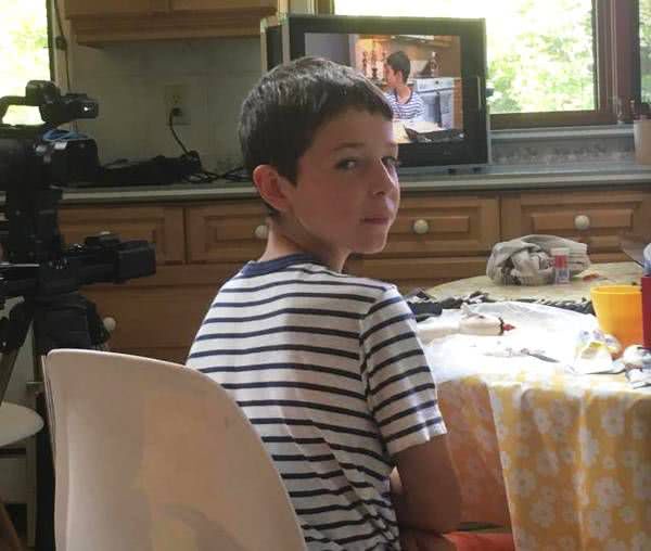 孩子用盒子建造废弃城市在家里,12岁男孩自己捡破烂