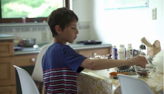 孩子用盒子建造废弃城市在家里,12岁男孩自己捡破烂