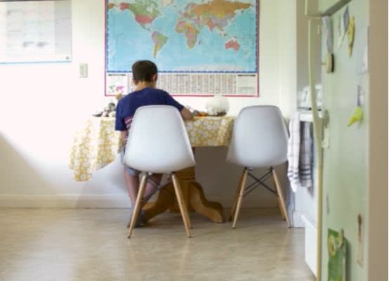 孩子用盒子建造废弃城市在家里,12岁男孩自己捡破烂