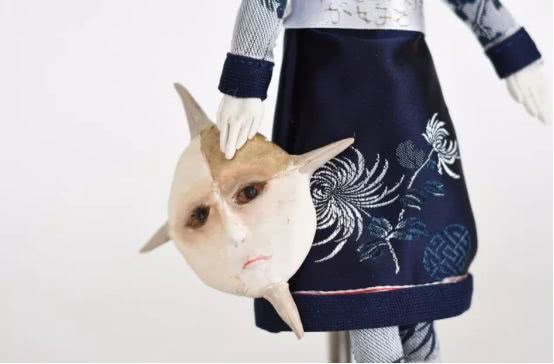 孩子用盒子建造废弃城市在家里,12岁男孩自己捡破烂