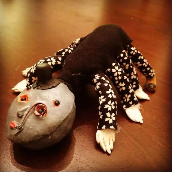 孩子用盒子建造废弃城市在家里,12岁男孩自己捡破烂