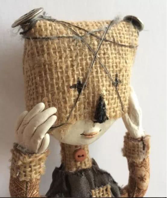 孩子用盒子建造废弃城市在家里,12岁男孩自己捡破烂