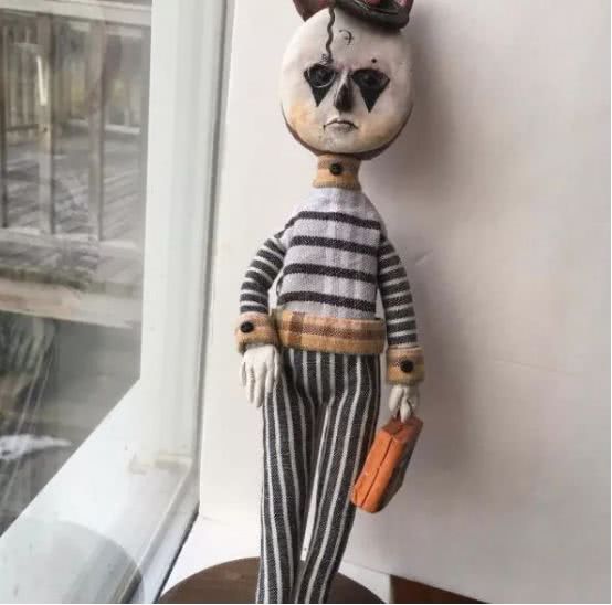 孩子用盒子建造废弃城市在家里,12岁男孩自己捡破烂