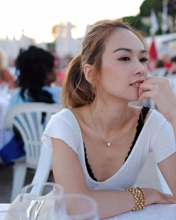 颈部以下红疹,全身长满红色的小疹子而且特别痒