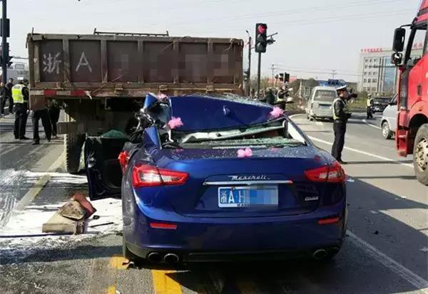 顺德这辆百万玛莎拉蒂被撞爆车头,玛莎拉蒂晚上被撞