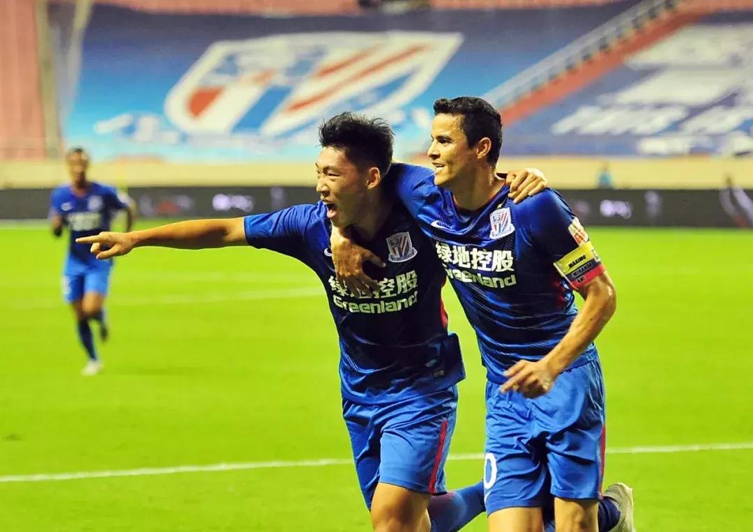 25年申花真铁杆“阿德哥”演出当面吐槽曹赟定“申花一直输球”