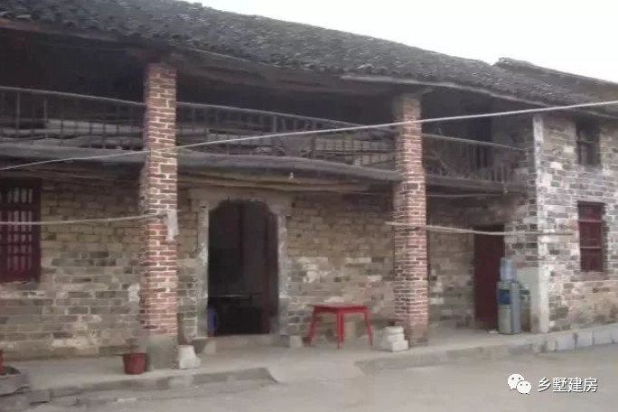 小伙回农村改造老屋子用了50万元,小伙回农村建房子